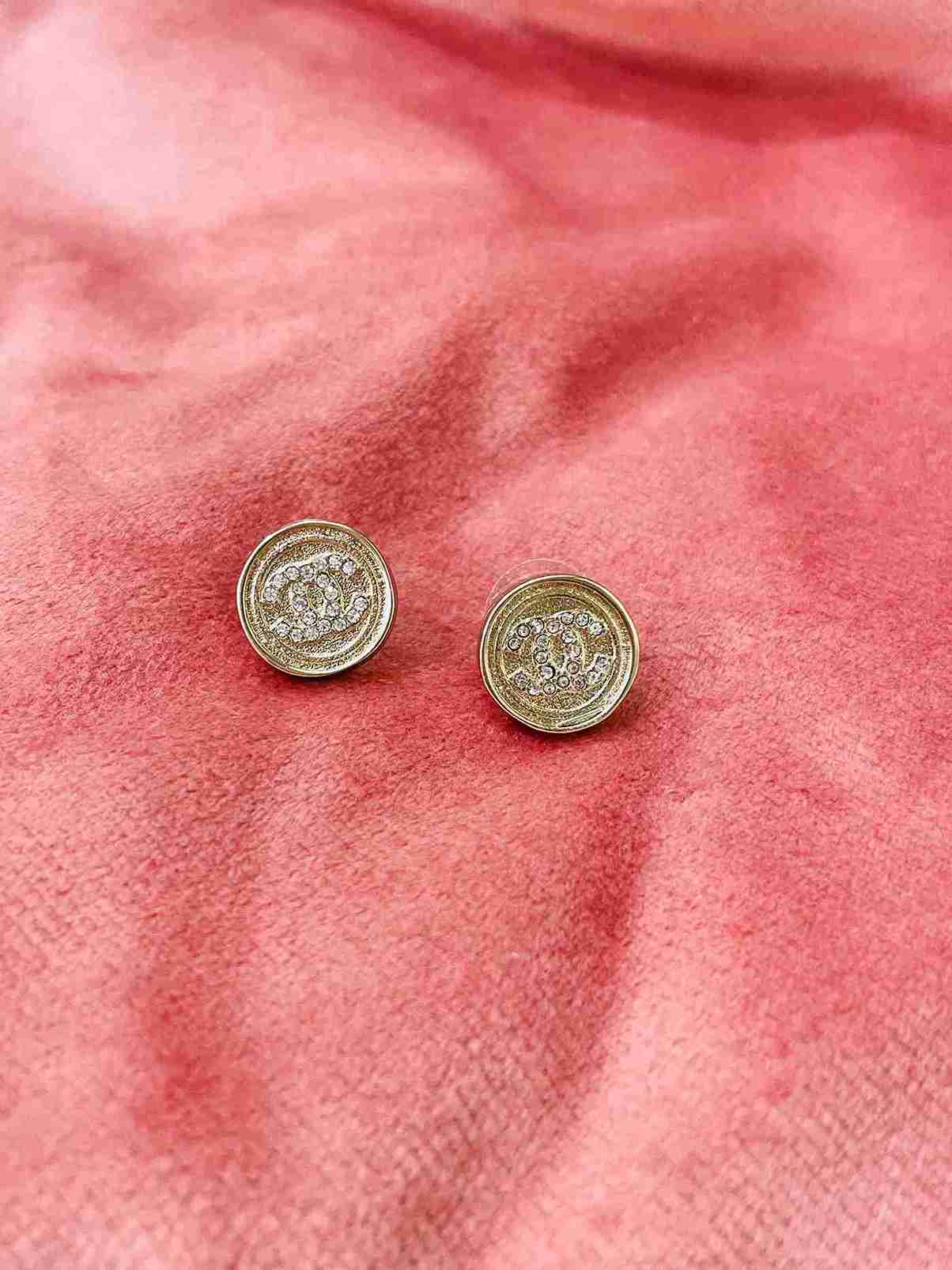 C BUTTON STUD