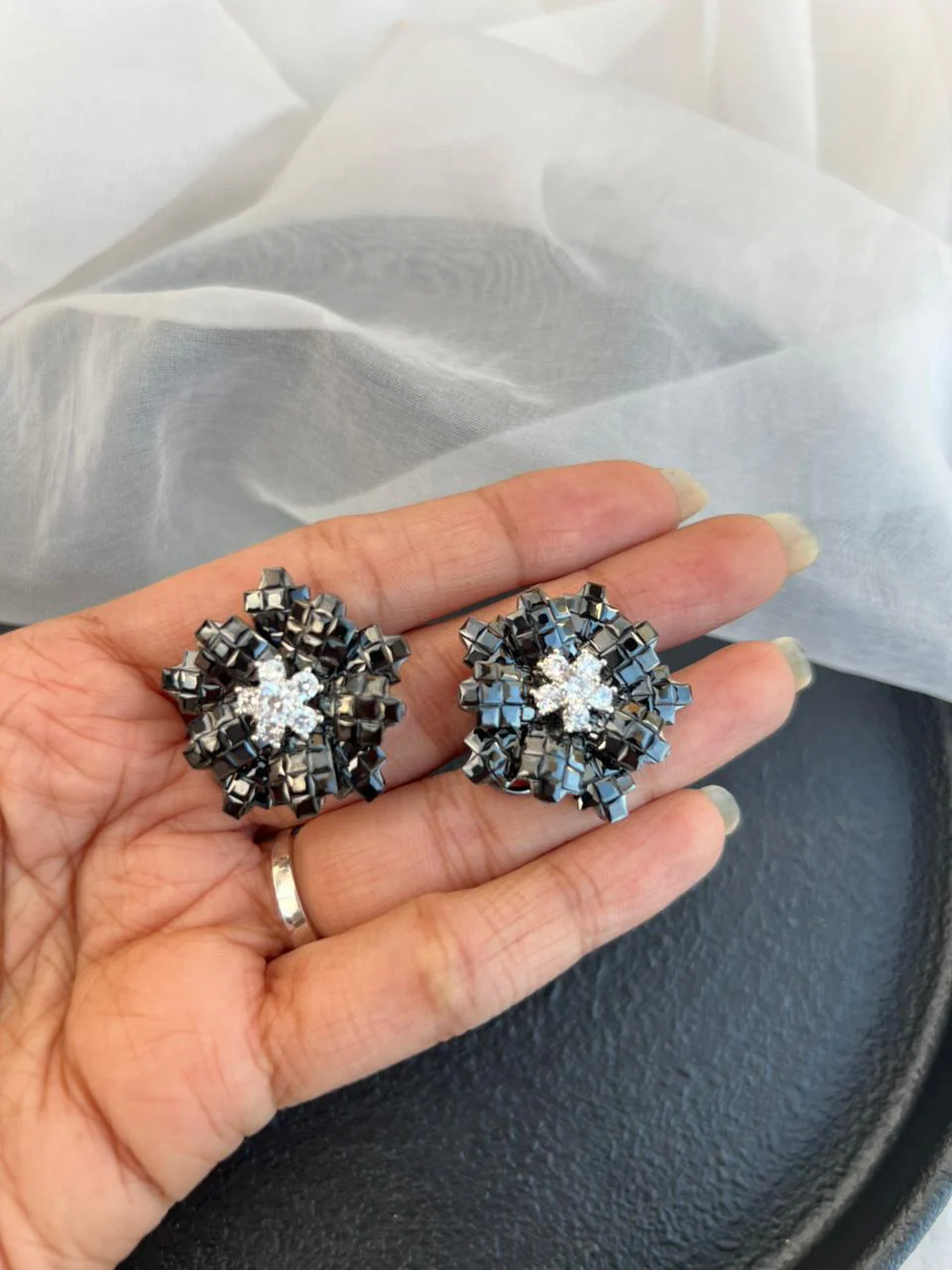 MINI BLACK FLOWER STUD - Image 2