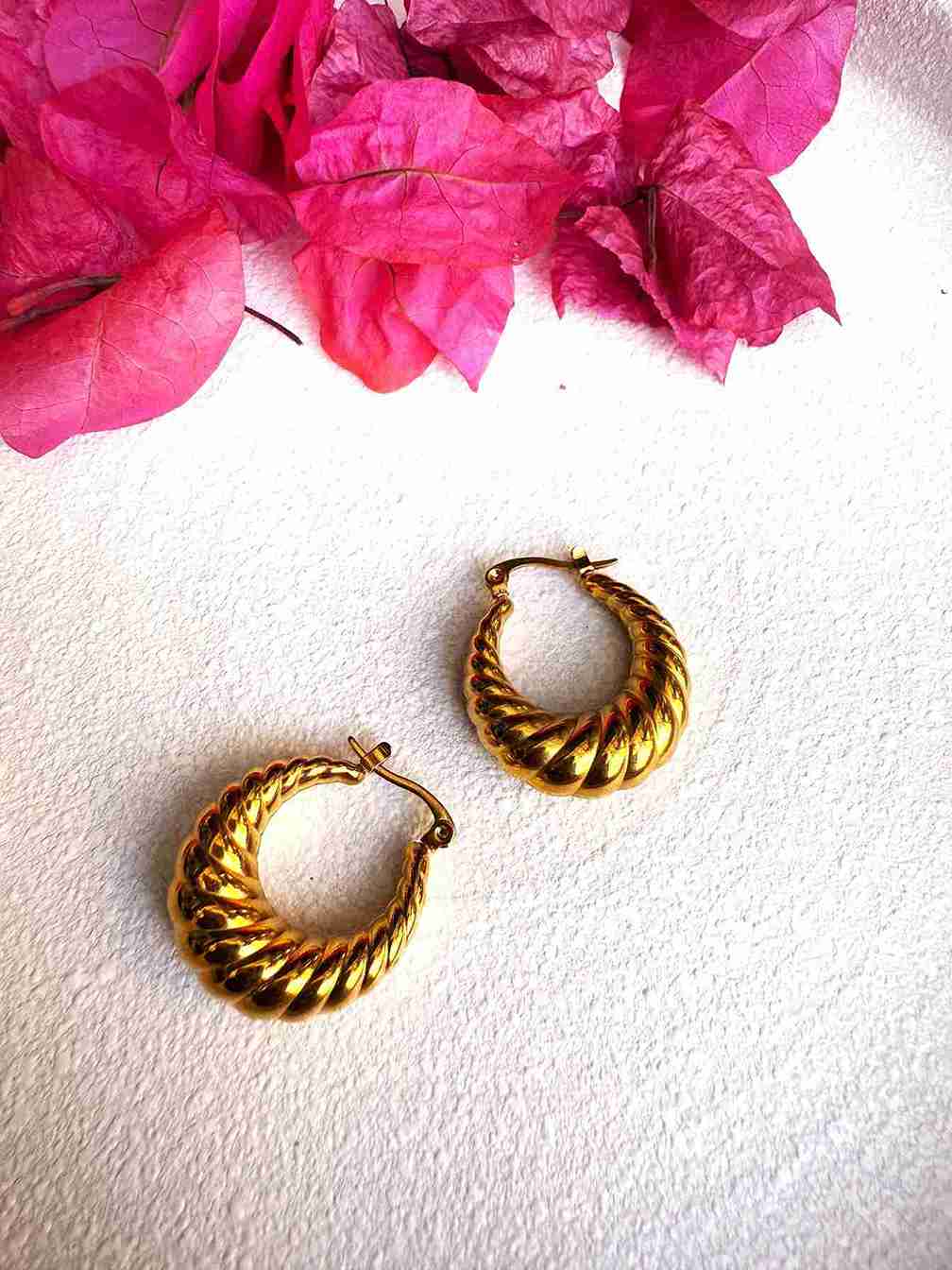 TWISTED HOOP