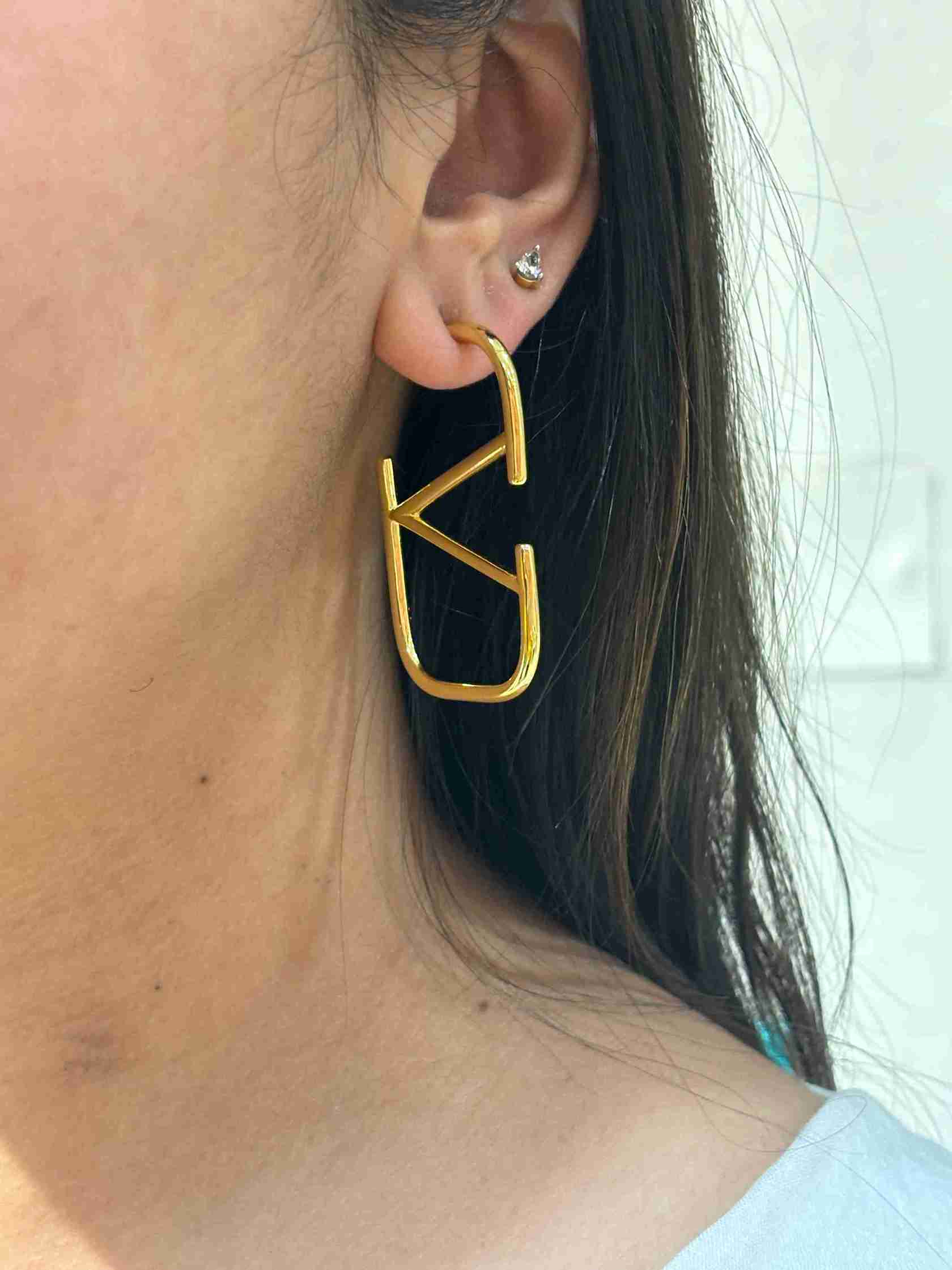 V gold hoops